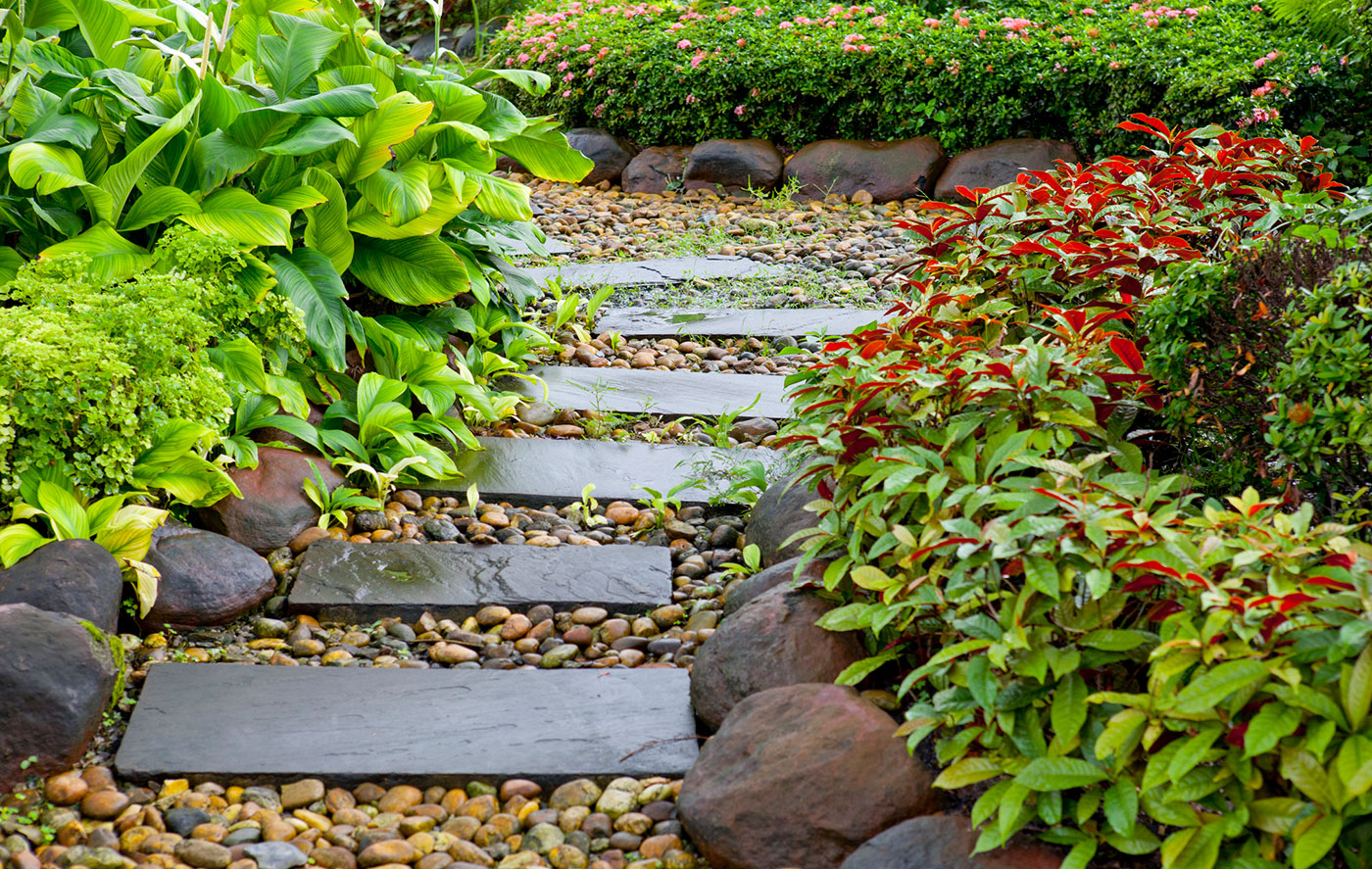 Stepping Stone Walkway Ideas That Are Easy to DIY