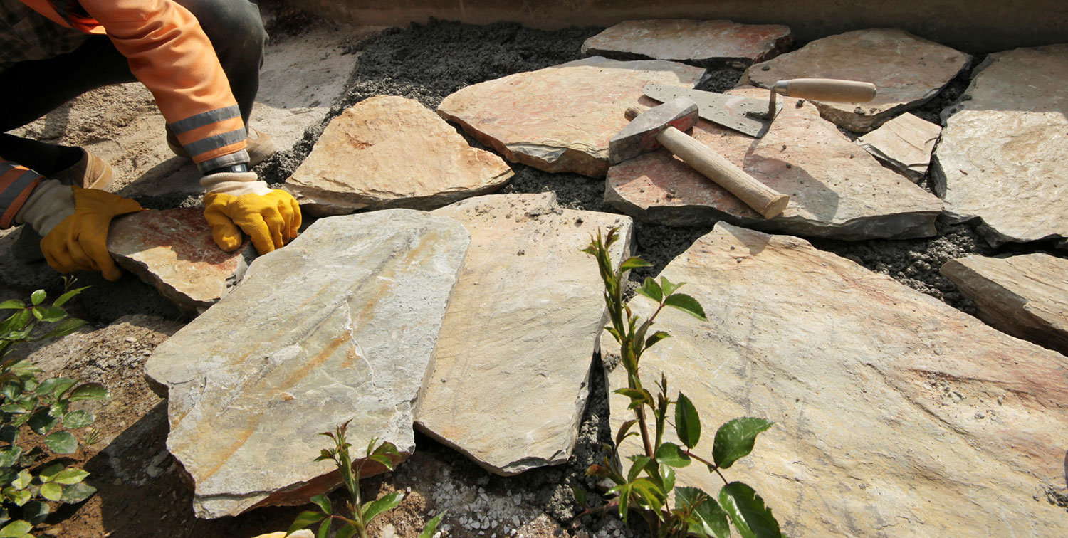 Flagstone backyard patio - Lyngso